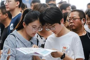 差点葬送全队努力！特纳送礼拍头自责 队友进球后拍胸口举手致歉